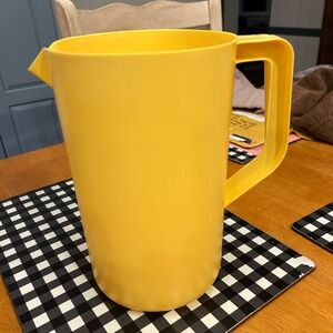 Vintage Yellow Sunflower Rubbermaid 1 Gallon Pitcher